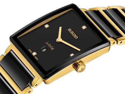 Rado Integral Quarz Edelstahl Gelbgold-PVD 28,5 x 31,5mm schwarzes Zifferblatt mit Brillanten Metallband – Damenuhren Uhr mit Datum aus Edelstahl, Keramik und PVD beschichtet. Das Gehäuse ist rechteckig und gelbgold. Das Edelstahlarmband ist schwarz. Das Zifferblatt ist ein Index in schwarz. – Ansicht 2