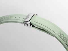 Longines Conquest Automatik Edelstahl 34mm grünes Zifferblatt grünes Kautschukband – Damenuhren Uhr mit Datum aus Edelstahl und Kautschuk. Das Gehäuse ist rund und silber. Das Kautschuk / Kunststoff / Silikon Armband ist grün. Das Zifferblatt ist ein Index in grün. – Ansicht 5