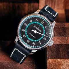 MeisterSinger Perigraph Edelstahl schwarzes Zifferblatt petrolfarbenes Datum schwarzes Lederband – Herrenuhren Uhr mit Datum aus Edelstahl. Das Gehäuse ist rund und silber. Das Lederarmband ist schwarz. Das Zifferblatt ist arabisch und schwarz. – Ansicht 4