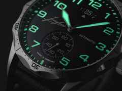 Junghans Meister Pilot Automatic Edelstahl 43mm graues Zifferblatt schwarzes Lederband – Herrenuhren Uhr mit Datum aus Edelstahl und Leder. Das Gehäuse ist rund und grau. Das Lederarmband ist schwarz. Das Zifferblatt ist arabisch Index und grau. – Ansicht 3