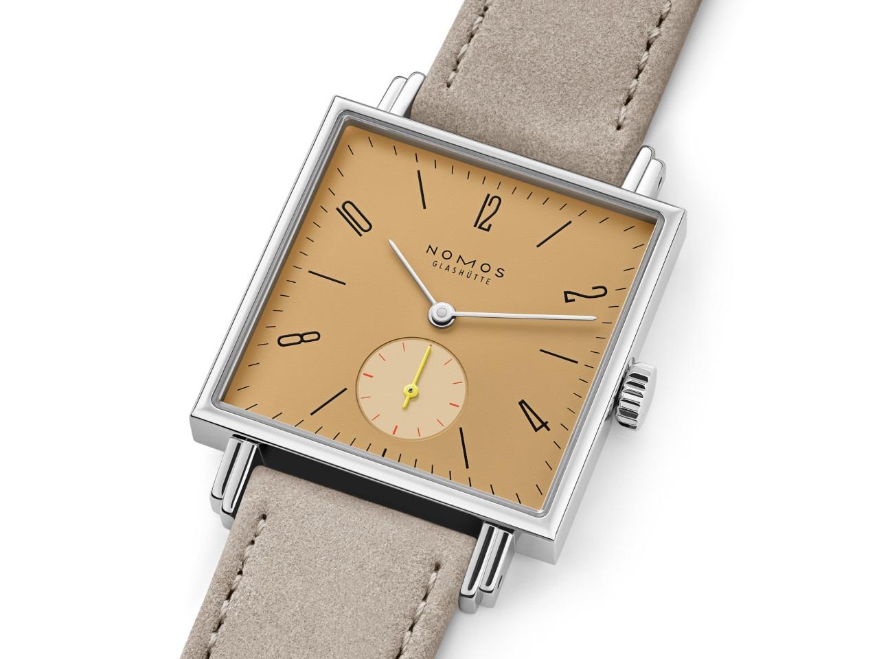 Nomos Glashütte Tetra Origins Ochra Handaufzug Edelstahl 29,5mm gelbes Zifferblatt graues Lederband Glasboden – Damenuhren Uhr ohne Datum aus Edelstahl und Leder. Das Gehäuse ist quadratisch und silber. Das Lederarmband ist grau. Das Zifferblatt ist arabisch Index und gelb. – Ansicht 3