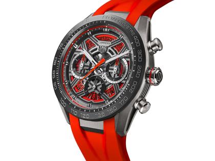 TAG Heuer Carrera Chronograph Extreme Sport Automatik Titan 44mm skelettiertes Zifferblatt oranges Kautschukband – Herrenuhren Chronograph aus Keramik und Titan. Das Gehäuse ist rund und silber. Das Kautschuk / Kunststoff / Silikon Armband ist orange. Das Zifferblatt ist ein Index in orange. – Ansicht 3
