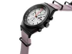 Porsche Design Chronograph 1 - F.A.T. 2025 Edition – Herrenuhren Chronograph aus Titan und Titancarbid beschichtet. Das Gehäuse ist rund und schwarz. Das Titanarmband ist schwarz. Das Zifferblatt ist ein Index in weiß. – Ansicht 6