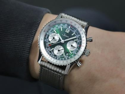 Sinn Spezialuhren 903 St II G Navigationschronograph Automatik Edelstahl 41mm grünes Zifferblatt braunes Lederband – Herrenuhren Chronograph aus Edelstahl und Leder. Das Gehäuse ist rund und silber. Das Lederarmband ist braun. Das Zifferblatt ist arabisch Index und grün. – Ansicht 8