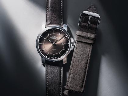 Mühle Glashütte 29er Casual Automatik Edelstahl 42,4mm braunes Zifferblatt braunes Lederband – Herrenuhren Uhr mit Datum aus Edelstahl und Leder. Das Gehäuse ist rund und silber. Das Lederarmband ist braun. Das Zifferblatt ist ein Index in braun. – Ansicht 3