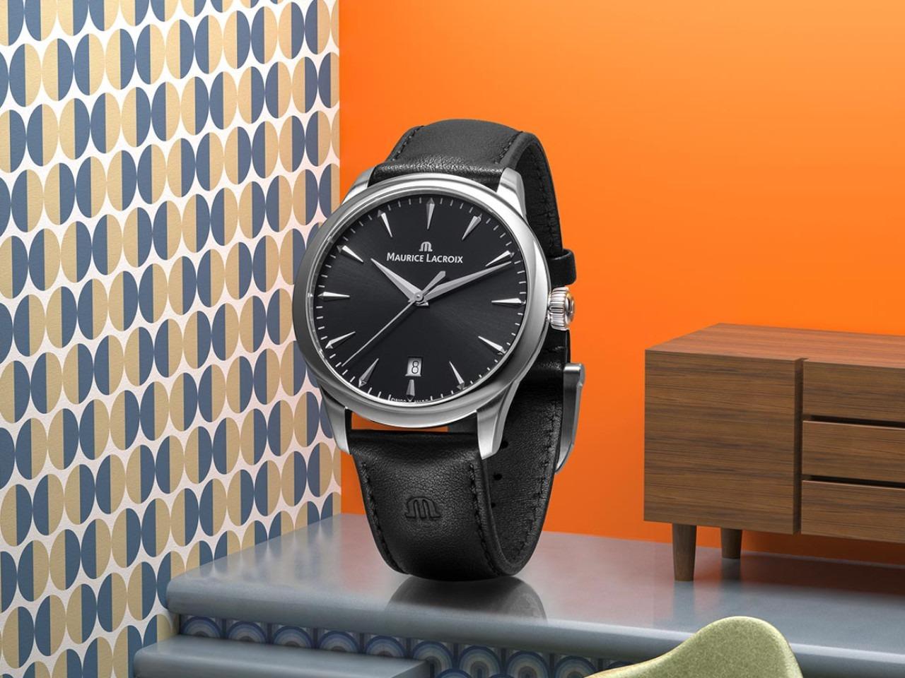 Maurice Lacroix 1975 Quarz Edelstahl 39mm schwarzes Zifferblatt schwarzes Lederband – Herrenuhren Uhr mit Datum aus Edelstahl. Das Gehäuse ist rund und silber. Das Lederarmband ist schwarz. Das Zifferblatt ist ein Index in schwarz. – Ansicht 2