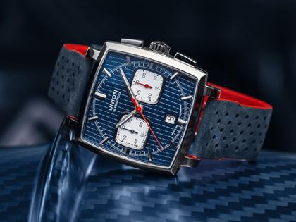 Union Glashütte Averin Chronograph Automatik Edelstahl 41mm blaues Zifferblatt blaues Lederband – Herrenuhren Chronograph aus Edelstahl und Leder. Das Gehäuse ist quadratisch und silber. Das Lederarmband ist blau. Das Zifferblatt ist ein Index in blau. – Ansicht 5