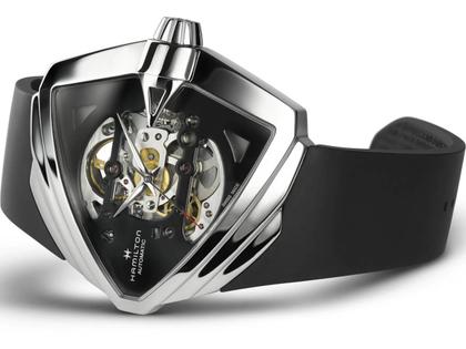Hamilton Ventura XXL Skeleton Automatic Edelstahl 46x46mm skelettiertes Zifferblatt schwarzes Kautschukband – Herrenuhren Uhr ohne Datum aus Edelstahl und Kautschuk. Das Gehäuse ist sonstige Form und silber. Das Kautschuk / Kunststoff / Silikon Armband ist schwarz. Das Zifferblatt ist skelettiert und schwarz. – Ansicht 3
