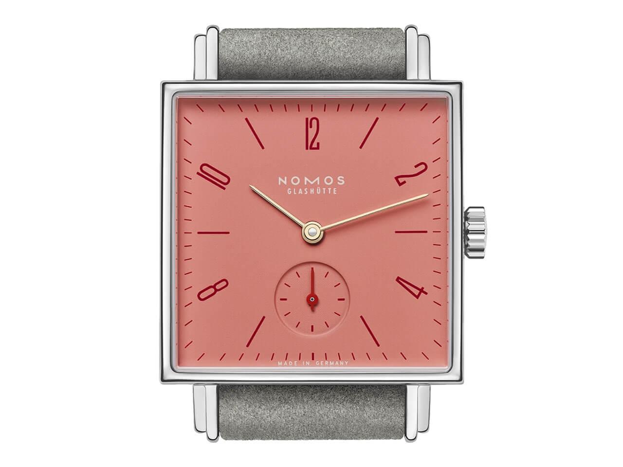 Nomos Glashütte Tetra Petit Four Grenadine – Damenuhren Uhr ohne Datum aus Edelstahl. Das Gehäuse ist quadratisch und silber. Das Lederarmband ist grau. Das Zifferblatt ist arabisch Index und rot. – Ansicht 5