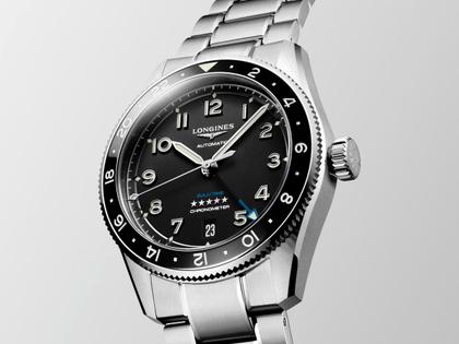 Longines Spirit Zulu Time Automatik Edelstahl 39mm schwarzes Zifferblatt Metallband – Herrenuhren Uhr mit Datum aus Edelstahl und Keramik. Das Gehäuse ist rund und silber. Das Edelstahlarmband ist silber. Das Zifferblatt ist arabisch Index und schwarz. – Ansicht 2