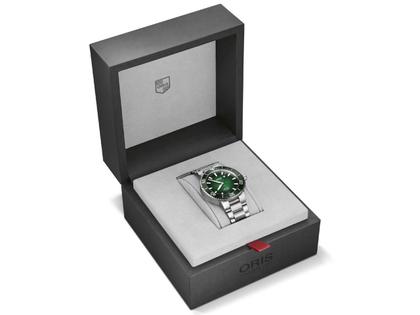 Oris Aquis Date Calibre 400 Automatik Edelstahl 41,5mm grünes Zifferblatt Metallband – Herrenuhren Uhr mit Datum aus Edelstahl. Das Gehäuse ist rund und silber. Das Edelstahlarmband ist silber. Das Zifferblatt ist ein Index in grün. – Ansicht 3