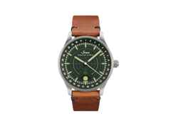 Sinn Spezialuhren 308 Jagduhr Automatik Edelstahl 40mm grünes Zifferblatt braunes Lederband – Herrenuhren Uhr mit Datum aus Edelstahl und Leder. Das Gehäuse ist rund und silber. Das Lederarmband ist braun. Das Zifferblatt ist ein Index in grün.
