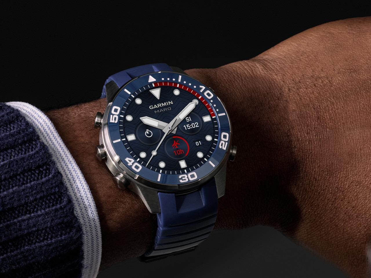 Garmin MARQ Diver Gen 3 Titan 47mm digitales Display blaues Kautschukband – Herrenuhren Uhr Multifunktion aus Kautschuk, Keramik und Titan. Das Gehäuse ist rund und grau. Das Kautschuk / Kunststoff / Silikon Armband ist blau. Der Zifferblatt ist digital. – Ansicht 8