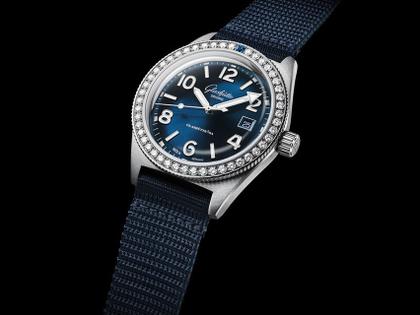 Glashütte Original SeaQ Automatik Edelstahl 40mm blaues Zifferblatt mit Brillanten blaues Textilband – Damenuhren Uhr mit Datum aus Edelstahl und Keramik. Das Gehäuse ist rund und silber. Das Textilarmband ist blau. Das Zifferblatt ist arabisch Index und blau. – Ansicht 3