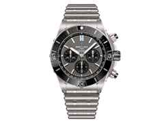 Breitling Super Chronomat B01 44 Automatik graues Zifferblatt Metallband – Herrenuhren Chronograph aus Keramik und Titan. Das Gehäuse ist rund und grau. Das Titanarmband ist grau. Das Zifferblatt ist ein Index in anthrazit.