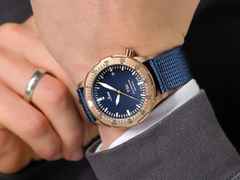 Sinn Spezialuhren T50 GOLDBRONZE B Limited Edition Automatik Bronze 41mm blaues Zifferblatt blaues Textilband – Herrenuhren Uhr mit Datum aus Bronze und Titan. Das Gehäuse ist rund und bronze. Das Textilarmband ist blau. Das Zifferblatt ist ein Index in blau. – Ansicht 6