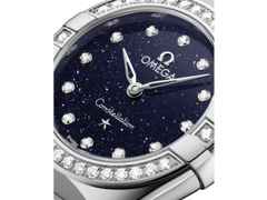 Omega Constellation Quarz Edelstahl 25mm blaues Zifferblatt mit Brillanten Metallband – Damenuhren Uhr ohne Datum aus Edelstahl. Das Gehäuse ist rund und silber. Das Edelstahlarmband ist silber. Das Zifferblatt ist ein Index in blau. – Ansicht 2