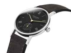 Nomos Glashütte Ludwig 33 Noir Handaufzug Edelstahl schwarzes Zifferblatt schwarzes Lederband Glasboden – Damenuhren Uhr ohne Datum aus Edelstahl und Leder. Das Gehäuse ist rund und silber. Das Lederarmband ist schwarz. Das Zifferblatt ist römisch Index und schwarz. – Ansicht 3