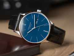 Sternglas Berlin Automatik Edelstahl 38mm blaues Zifferblatt schwarzes Lederband – Herrenuhren Uhr mit Datum aus Edelstahl und Leder. Das Gehäuse ist rund und silber. Das Lederarmband ist schwarz. Das Zifferblatt ist ein Index in blau. – Ansicht 6