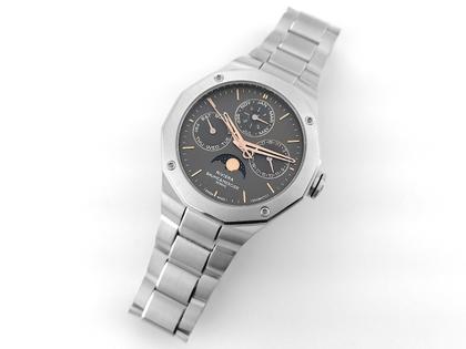 Juwelier Roller Baume & Mercier Riviera Ewiger Kalender Limited Edition Automatik Edelstahl 40mm graues Zifferblatt Metallband M0A10786 Full Set mit Garantie Occasion Neu – Herrenuhren Uhr mit Kalender aus Edelstahl. Das Gehäuse ist sonstige Form und silber. Das Edelstahlarmband ist silber. Das Zifferblatt ist römisch Index und grau. – Ansicht 5