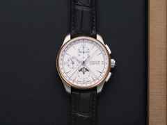 Union Glashütte Belisar Chronograph Mondphase Automatik Edelstahl 42mm weißes Zifferblatt braunes Lederband – Herrenuhren Chronograph aus Edelstahl. Das Gehäuse ist rund und silber. Das Lederarmband ist braun. Das Zifferblatt ist arabisch Index und silber. – Ansicht 2