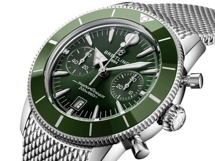 Breitling Superocean Heritage B01 Chronograph Automatik Edelstahl 42mm grünes Zifferblatt Metallband – Herrenuhren Chronograph aus Edelstahl und Keramik. Das Gehäuse ist rund und silber. Das Edelstahlarmband ist silber. Das Zifferblatt ist ein Index in grün. – Ansicht 2