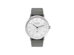 Nomos Glashütte Metro neomatik 41 Update Automatik Edelstahl 41mm weißes Zifferblatt graues Textilband – Herrenuhren Uhr mit Datum aus Edelstahl. Das Gehäuse ist rund und silber. Das Textilarmband ist schwarz. Das Zifferblatt ist arabisch Index und blau.