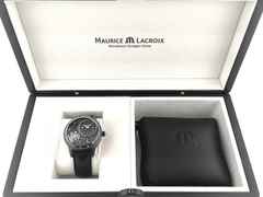 Maurice Lacroix Masterpiece Gravity Limited Edition Automatik Edelstahl 43mm schwarz Lederband MP6118-PVB01-330 Full Set Occasion Neu – Herrenuhren Uhr ohne Datum aus Edelstahl und PVD beschichtet. Das Gehäuse ist rund und schwarz. Das Lederarmband Kroko / Alligator ist schwarz. Das Zifferblatt ist ein Index in schwarz. – Ansicht 5