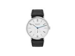 Nomos Glashütte Tangente 38 Datum Handaufzug Edelstahl 38mm weißes Zifferblatt schwarzes Lederband Glasboden – Herrenuhren Uhr mit Datum aus Edelstahl und Leder. Das Gehäuse ist rund und silber. Das Lederarmband ist schwarz. Das Zifferblatt ist arabisch Index und silber.