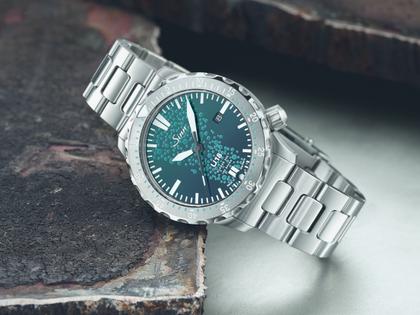 Sinn Spezialuhren U18 Taucheruhr Limited Edition Automatik Edelstahl 44mm blau-grünes Zifferblatt Metallband – Herrenuhren Uhr mit Datum aus Edelstahl. Das Gehäuse ist rund und grau. Das Edelstahlarmband ist grau. Das Zifferblatt ist ein Index in blau. – Ansicht 8
