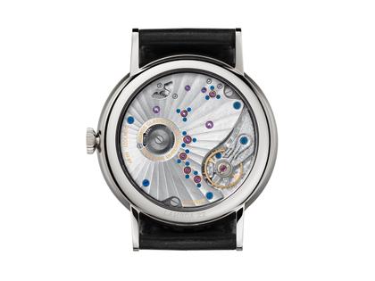 Nomos Glashütte Lambda 42 Tiefblau Handaufzug Weißgold 42mm blaues Zifferblatt schwarzes Lederband – Herrenuhren Uhr ohne Datum aus 750 Weißgold und Leder. Das Gehäuse ist rund und silber. Das Lederarmband ist schwarz. Das Zifferblatt ist ein Index in blau. – Ansicht 4