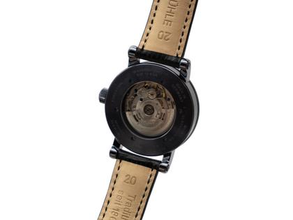 Mühle Glashütte Teutonia II Kleine Sekunde Midnight Limited Edition Automatik Edelstahl 41mm silbernes Zifferblatt schwarzes Lederband – Herrenuhren Uhr mit Datum aus Edelstahl und Leder. Das Gehäuse ist rund und schwarz. Das Lederarmband ist schwarz. Das Zifferblatt ist ein Index in silber. – Ansicht 2