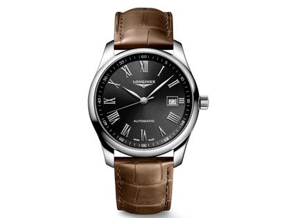Longines Master Collection Automatik 40 mm römisch Zifferblatt schwarz Lederband braun – Herrenuhren Uhr mit Datum aus Edelstahl. Das Gehäuse ist rund und silber. Das Lederarmband ist braun. Das Zifferblatt ist römisch und schwarz.