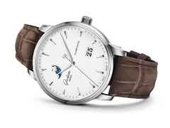 Glashütte Original Senator Excellence Panoramadatum Mondphase Automatik Edelstahl 42mm weißes Zifferblatt braunes Lederband – Herrenuhren Uhr mit Datum aus Edelstahl. Das Gehäuse ist rund und silber. Das Lederarmband Kroko / Alligator ist braun. Das Zifferblatt ist römisch Index und weiß. – Ansicht 2