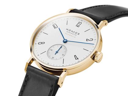 Nomos Glashütte Tangente Gold Neomatik Automatik Gelbgold 35mm weißes Zifferblatt schwarzes Lederband – Damenuhren Uhr ohne Datum aus 750 Gelbgold und Leder. Das Gehäuse ist rund und gelbgold. Das Lederarmband ist schwarz. Das Zifferblatt ist arabisch Index und weiß. – Ansicht 4