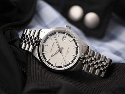 Bruno Söhnle Glashütte Turin Automatik Edelstahl 39,5mm hellgraues Zifferblatt Metallband – Herrenuhren Uhr mit Datum aus Edelstahl. Das Gehäuse ist rund und silber. Das Edelstahlarmband ist silber. Das Zifferblatt ist ein Index in grau. – Ansicht 4