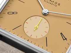 Nomos Glashütte Tetra Origins Ochra Handaufzug Edelstahl 29,5mm gelbes Zifferblatt graues Lederband Glasboden – Damenuhren Uhr ohne Datum aus Edelstahl und Leder. Das Gehäuse ist quadratisch und silber. Das Lederarmband ist grau. Das Zifferblatt ist arabisch Index und gelb. – Ansicht 6