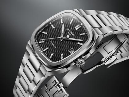 Glashütte Original Seventies Vintage Kollektion Vinyl Record Limited Edition Automatik Edelstahl 39x39mm schwarzes Zifferblatt Metallband und schwarzes Kautschukband – Herrenuhren Uhr mit Datum aus 750 Weißgold, Edelstahl und Kautschuk. Das Gehäuse ist quadratisch und silber. Das Edelstahlarmband ist silber. Das Zifferblatt ist ein Index in schwarz. – Ansicht 13
