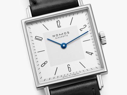 Nomos Glashütte Tetra 27 Duo Handaufzug Edelstahl 27mm weißes Zifferblatt schwarzes Lederband Stahlboden – Damenuhren Uhr ohne Datum aus Edelstahl und Leder. Das Gehäuse ist quadratisch und silber. Das Lederarmband ist schwarz. Das Zifferblatt ist arabisch Index und weiß. – Ansicht 4