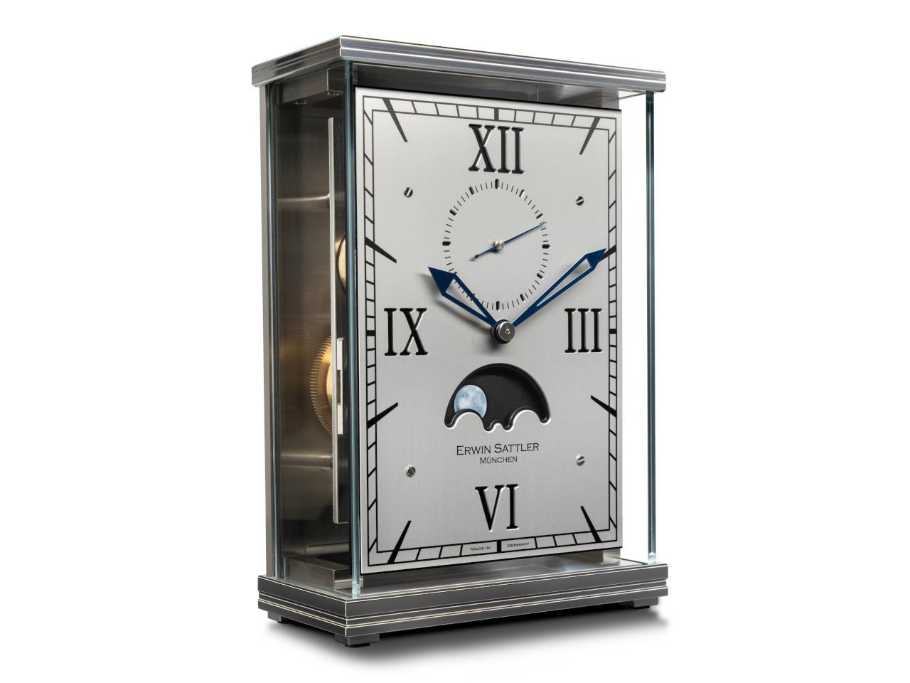 Erwin Sattler Lunaris II Tischuhr Handaufzug Edelstahl 23cm weißes Zifferblatt – Großuhren Tischuhr aus Edelstahl. Das Gehäuse ist rechteckig und silber. Das Zifferblatt ist römisch Index und weiß. – Ansicht 2