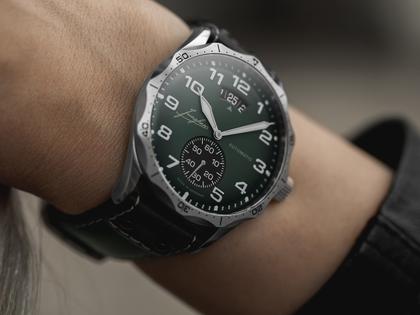 Junghans Meister Pilot Automatic Edelstahl 43mm grünes Zifferblatt schwarzes Lederband – Herrenuhren Uhr mit Datum aus Edelstahl und Leder. Das Gehäuse ist rund und grau. Das Lederarmband ist schwarz. Das Zifferblatt ist arabisch Index und grün. – Ansicht 3