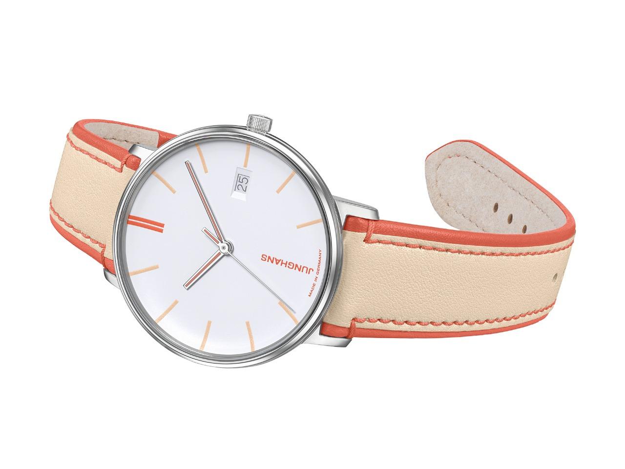 Junghans FORM Damen Quarz Edelstahl 34mm weißes Zifferblatt oranges Lederband – Damenuhren Uhr mit Datum aus Edelstahl. Das Gehäuse ist rund und silber. Das Lederarmband ist orange. Das Zifferblatt ist ein Index in weiß. – Ansicht 2