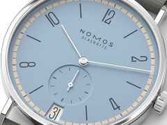 Nomos Glashütte Tangente 38 Datum "175 Years Watchmaking - Frostblau" Handaufzug Edelstahl eisblaues Zifferblatt graues Textilband Glasboden – Herrenuhren Uhr mit Datum aus Edelstahl. Das Gehäuse ist rund und silber. Das Textilarmband ist grau. Das Zifferblatt ist arabisch Index und blau. – Ansicht 3