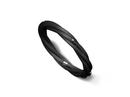 André Ribeiro Armreif Kautschuk gedreht 4mm mit Brillanten 0,050ct – Armschmuck Armreif in schwarz und aus 750 Weißgold und Kautschuk.