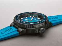 Oris Aquis Pro 1000M Automatik Titan Schwarz-PVD 49,5mm blaues Wellen-Zifferblatt blaues Kautschukband – Herrenuhren Uhr mit Datum aus Edelstahl, Kautschuk, PVD beschichtet und Titan. Das Gehäuse ist rund und schwarz. Das Kautschuk / Kunststoff / Silikon Armband ist blau. Das Zifferblatt ist ein Index in blau. – Ansicht 5