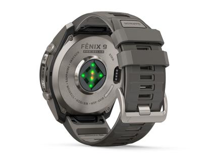 Garmin Fenix 9 Pro inReach Solar Titan 51mm digitales Display graues Silikonband – Herrenuhren Uhr Multifunktion aus Kautschuk und Titan. Das Gehäuse ist rund und grau. Das Kautschuk / Kunststoff / Silikon Armband ist grau. Das Zifferblatt ist digital und schwarz. – Ansicht 4