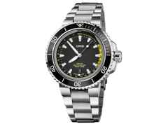Oris Aquis Depth Gauge Automatik Edelstahl 46mm schwarzes Zifferblatt Metallband – Herrenuhren Uhr mit Datum aus Edelstahl. Das Gehäuse ist rund und silber. Das Edelstahlarmband ist silber. Das Zifferblatt ist ein Index in schwarz.