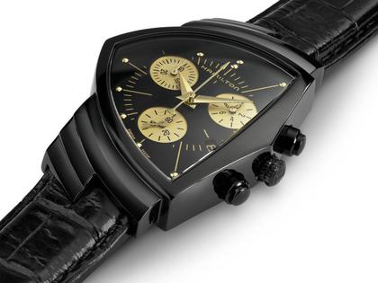 Hamilton Ventura L Chrono Quartz Edelstahl PVD-Schwarz 32x51mm schwarzes Zifferblatt Lederband – Herrenuhren Chronograph aus Edelstahl, Kautschuk und PVD beschichtet. Das Gehäuse ist sonstige Form und schwarz. Das Lederarmband ist schwarz. Das Zifferblatt ist ein Index in schwarz. – Ansicht 2