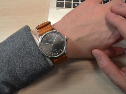 Mühle Glashütte Panova Grau Automatik Edelstahl 40mm braunes Lederband – Herrenuhren Uhr ohne Datum aus Edelstahl und Leder. Das Gehäuse ist rund und silber. Das Lederarmband ist braun. Das Zifferblatt ist ein Index in grau. – Ansicht 5