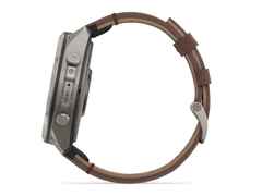 Garmin Fenix 9 Pro inReach Titan 51mm digitales Display braunes Lederband – Herrenuhren Uhr Multifunktion aus Leder und Titan. Das Gehäuse ist rund und grau. Das Lederarmband ist braun. Das Zifferblatt ist digital und schwarz. – Ansicht 3